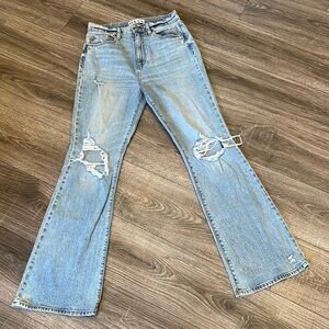 DAZE HIGH RISE RIPPED KNEE FLARE JEANS - SIZE 29